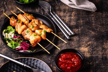 Kızarmış tavuk şiş sebzeli kebap.