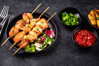 Kızarmış tavuk şiş sebzeli kebap.