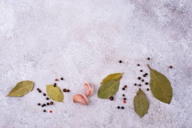 Farklı baharatlarla mutfak arka planı. Biber, defne yaprağı ve sarımsak.