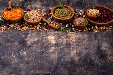 Çeşitli baklagillerin karışımı. Fasulye, mercimek, soya fasulyesi, bezelye ve nohut.