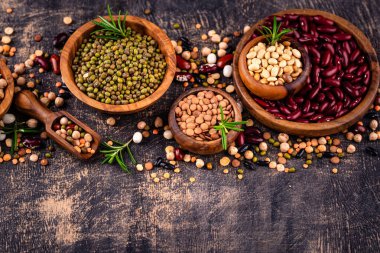 Çeşitli baklagillerin karışımı. Fasulye, mercimek, soya fasulyesi, bezelye ve nohut.