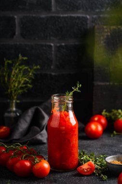 Baharatlı ve otlu ev yapımı domates sosu.