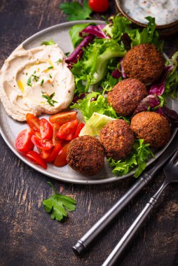 Humus, falafel ve sebzeli sağlıklı vejetaryen salatası.