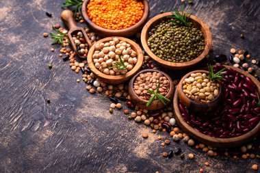 Çeşitli baklagillerin karışımı. Fasulye, mercimek, soya fasulyesi, bezelye ve nohut.