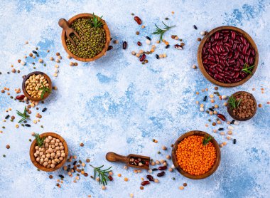 Çeşitli baklagillerin karışımı. Fasulye, mercimek, soya fasulyesi, bezelye ve nohut.