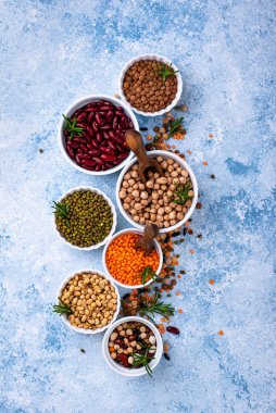 Çeşitli baklagillerin karışımı. Fasulye, mercimek, soya fasulyesi, bezelye ve nohut.