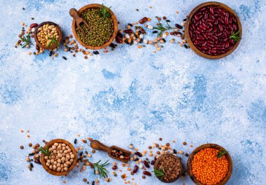 Çeşitli baklagillerin karışımı. Fasulye, mercimek, soya fasulyesi, bezelye ve nohut.