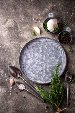 Biberiye, sarımsak, tuz ve biber. Mutfak arka planı.