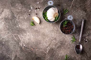 Biberiye, sarımsak, tuz ve biber. Mutfak arka planı.