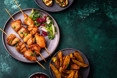 Kızarmış tavuk şiş sebzeli kebap.