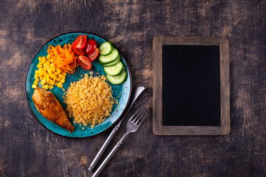 Dengeli diyet. Tavuk, bulguru ve sebzeli sağlıklı yemek tabağı..