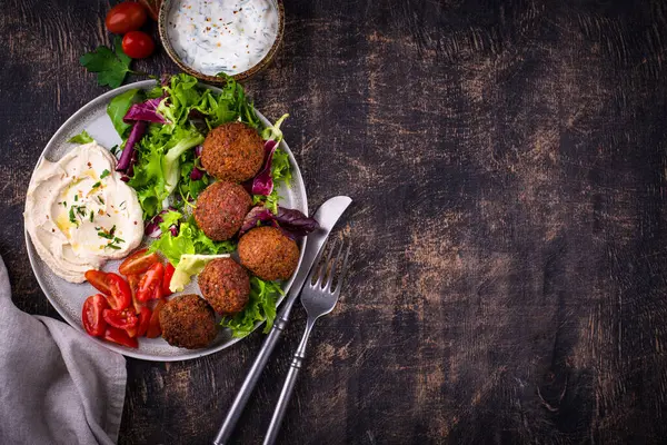 Humus, falafel ve sebzeli sağlıklı vejetaryen salatası.
