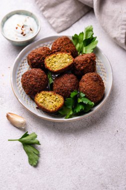 Orta Doğu geleneksel vejetaryen soslu falafel topları.