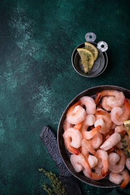 Dondurulmamış karides ya da baharatlı ve limonlu karides