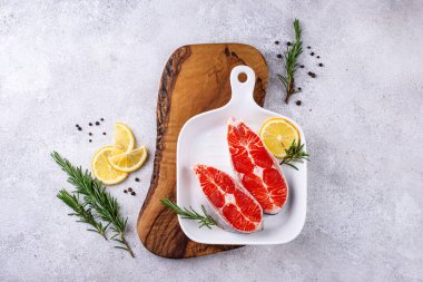 Çiğ somon, biberiye ve limonlu.