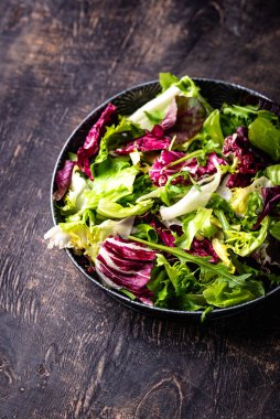 Bir kase taze yeşil salata karışımı. Sağlıklı yemek.