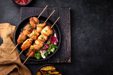 Kızarmış tavuk şiş sebzeli kebap.