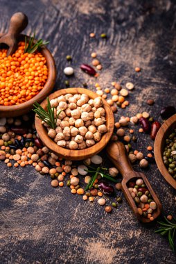 Çeşitli baklagillerin karışımı. Fasulye, mercimek, soya fasulyesi, bezelye ve nohut.