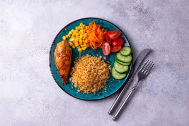 Dengeli diyet. Tavuk, bulguru ve sebzeli sağlıklı yemek tabağı..