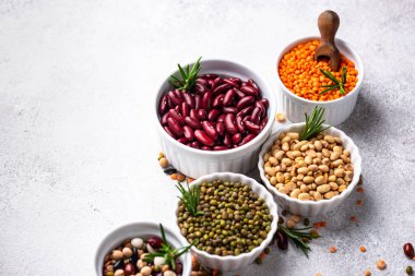 Çeşitli baklagillerin karışımı. Fasulye, mercimek, soya fasulyesi, bezelye ve nohut.