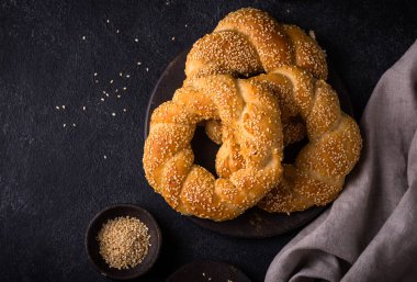 Koyu arkaplanda susamlı geleneksel Türk simitleri