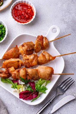 Kızarmış tavuk şiş sebzeli kebap.