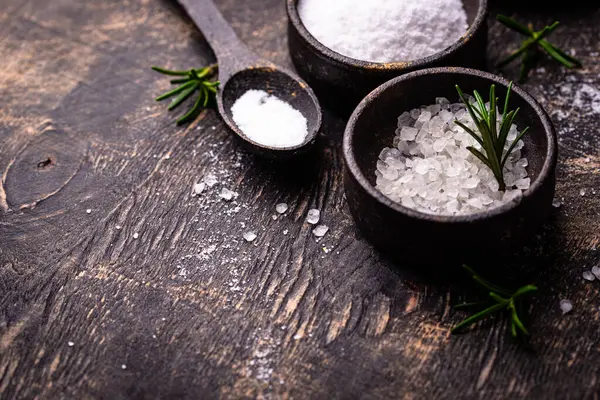 Koyu arkaplanda doğal deniz tuzu kristalleri.