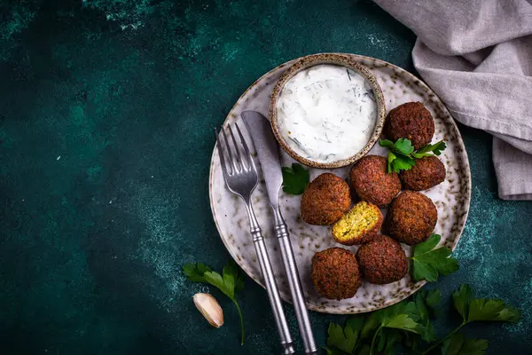 Orta Doğu geleneksel vejetaryen soslu falafel topları.