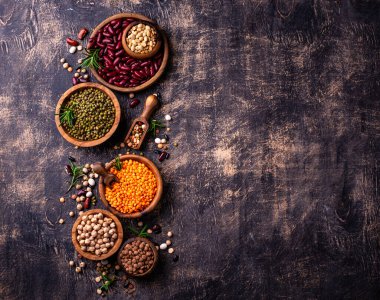 Çeşitli baklagillerin karışımı. Fasulye, mercimek, soya fasulyesi, bezelye ve nohut.