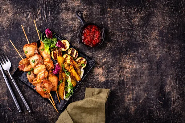 Kızarmış tavuk şiş sebzeli kebap.