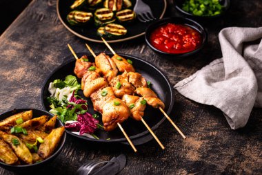 Kızarmış tavuk şiş sebzeli kebap.