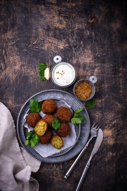 Orta Doğu geleneksel vejetaryen soslu falafel topları.