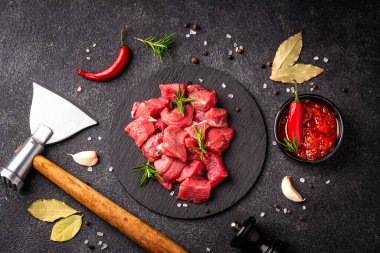 Gulaş pişirmek için taze çiğ et ve malzemeler.