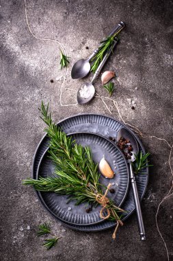 Biberiye, sarımsak, tuz ve biber. Mutfak arka planı.