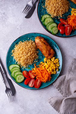 Dengeli diyet. Tavuk, bulguru ve sebzeli sağlıklı yemek tabağı..