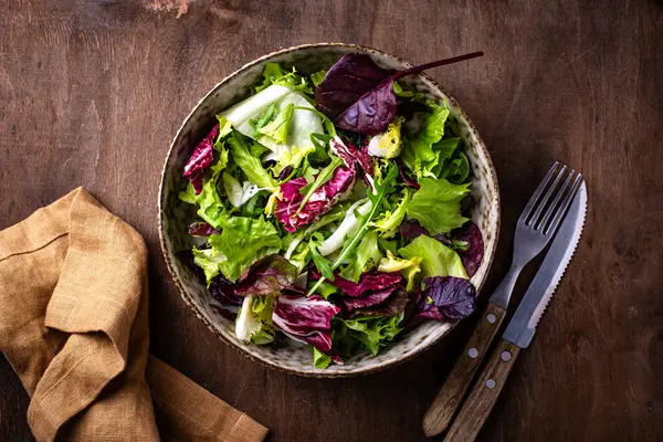 Bir kase taze yeşil salata karışımı. Sağlıklı yemek.