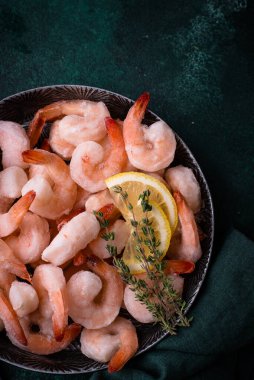 Dondurulmamış karides ya da baharatlı ve limonlu karides