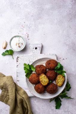 Orta Doğu geleneksel vejetaryen soslu falafel topları.