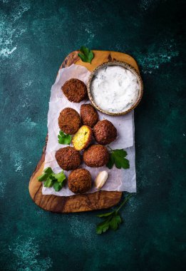 Orta Doğu geleneksel vejetaryen soslu falafel topları.