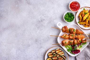 Kızarmış tavuk şiş sebzeli kebap.