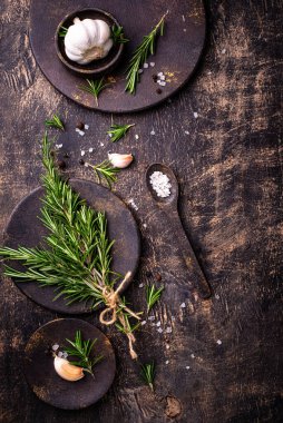 Biberiye, sarımsak, tuz ve biber. Mutfak arka planı.