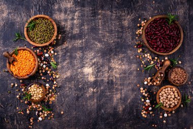 Çeşitli baklagillerin karışımı. Fasulye, mercimek, soya fasulyesi, bezelye ve nohut.
