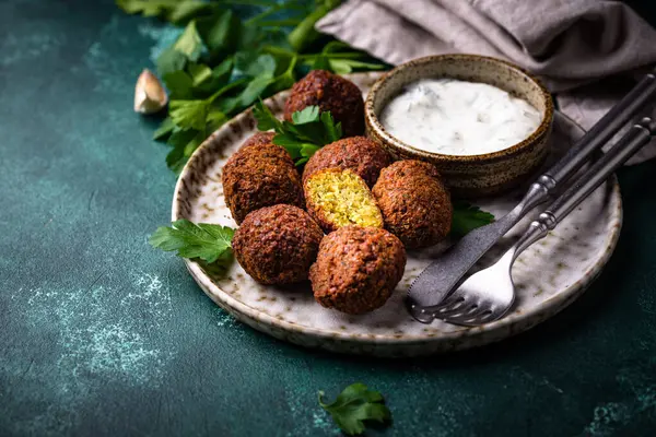 Orta Doğu geleneksel vejetaryen soslu falafel topları.