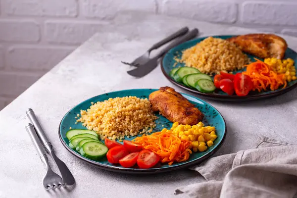 Dengeli diyet. Tavuk, bulguru ve sebzeli sağlıklı yemek tabağı..