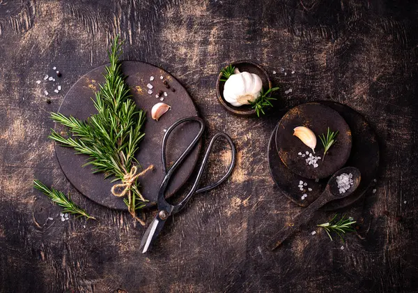 Biberiye, sarımsak, tuz ve biber. Mutfak arka planı.