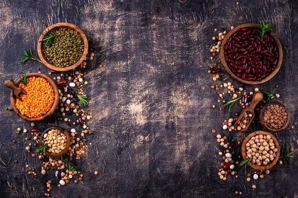 Çeşitli baklagillerin karışımı. Fasulye, mercimek, soya fasulyesi, bezelye ve nohut.