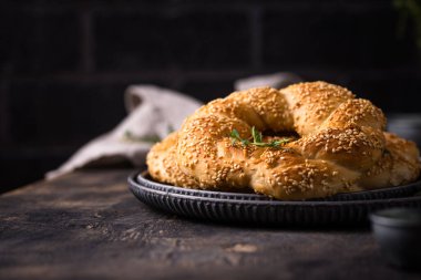 Koyu arkaplanda susamlı geleneksel Türk simitleri