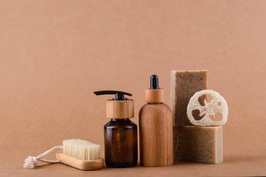 Çevre dostu kozmetik bambu ahşap cam şişe, yağ ya da serum.