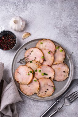 Tabağında bitkiler olan dilimlenmiş tavuk sosisi.