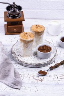 Dalgona sütlü kremalı kahve, modaya uygun içecek.